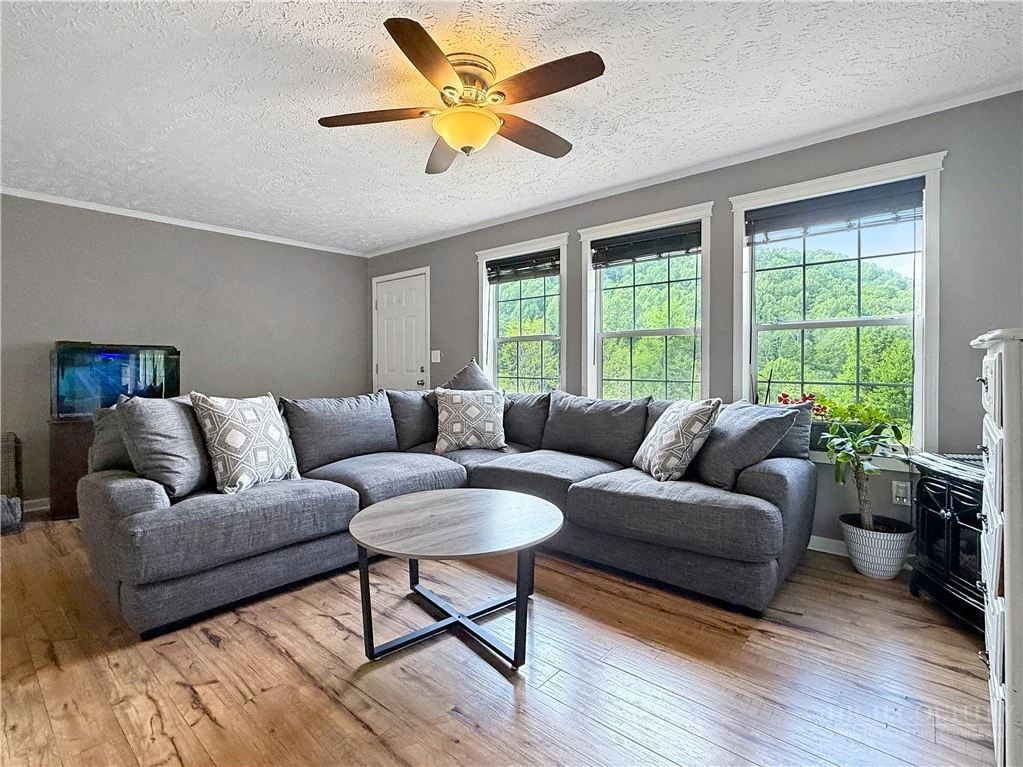 Image number 11 for the current listing