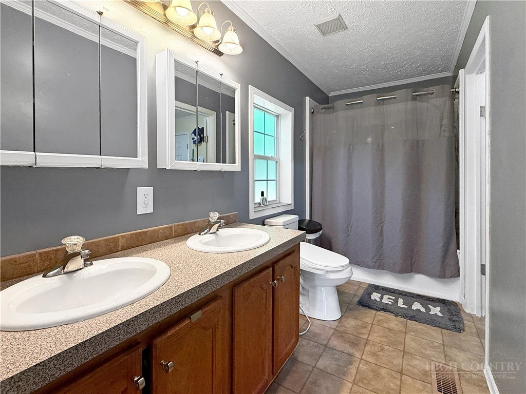 Image number 14 for the current listing