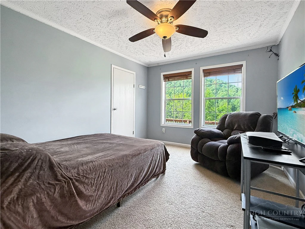 Image number 16 for the current listing