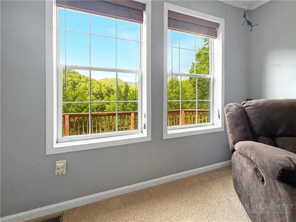 Image number 17 for the current listing