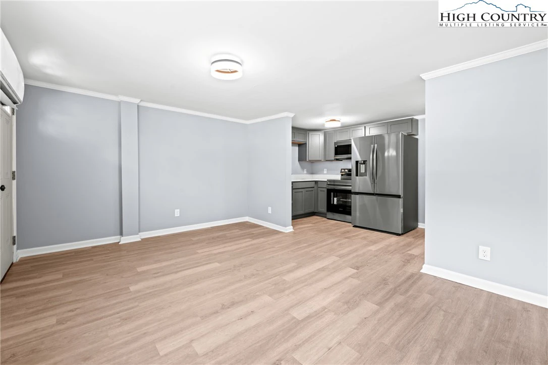 Image number 4 for the current listing