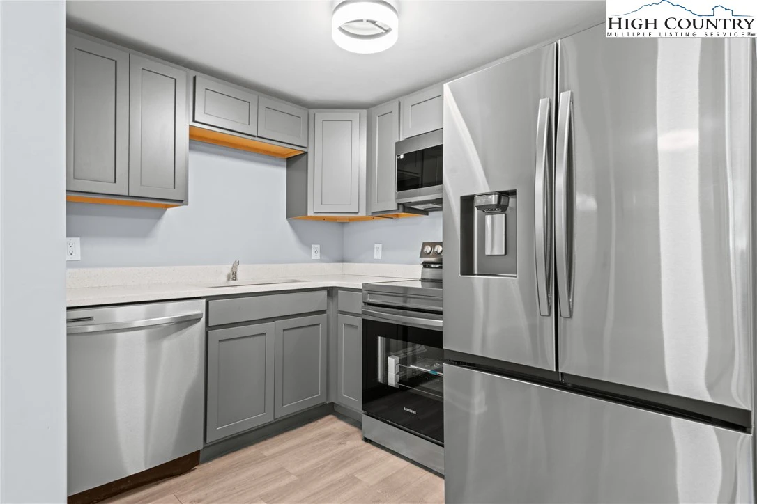 Image number 5 for the current listing