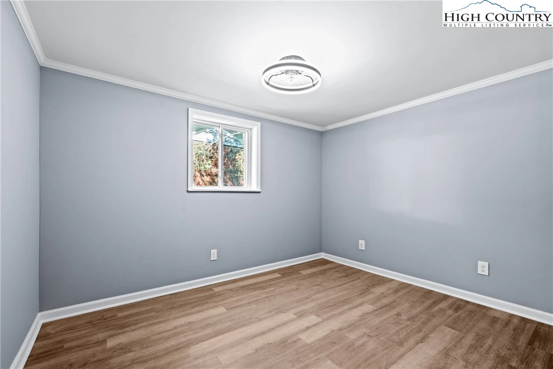 Image number 7 for the current listing