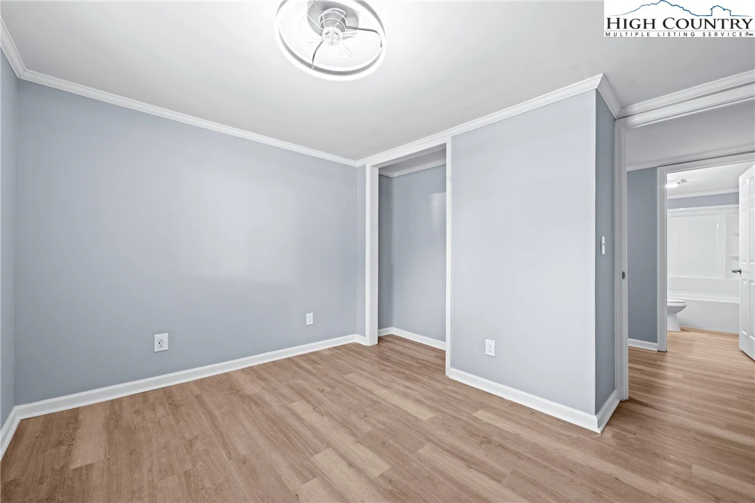 Image number 11 for the current listing