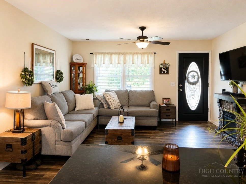 Image number 6 for the current listing