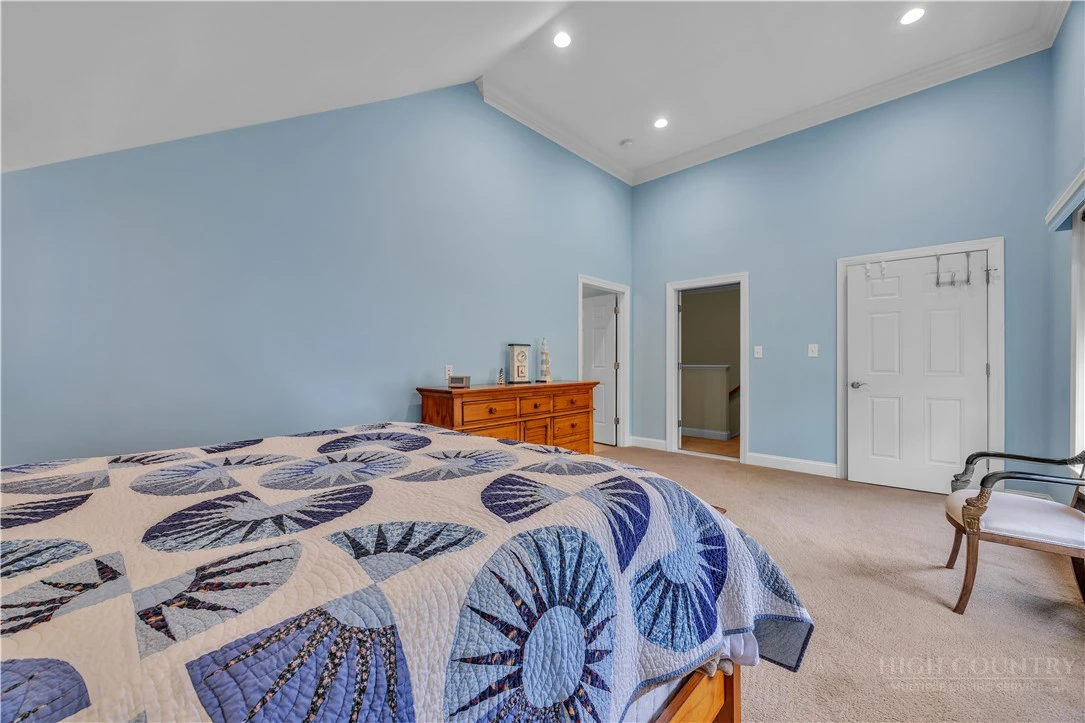 Image number 14 for the current listing
