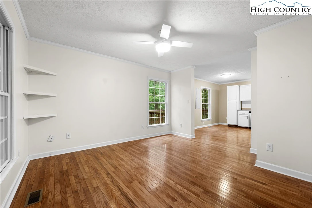 Image number 15 for the current listing