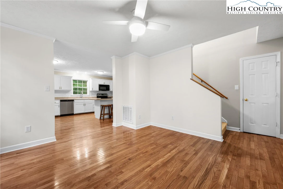 Image number 14 for the current listing