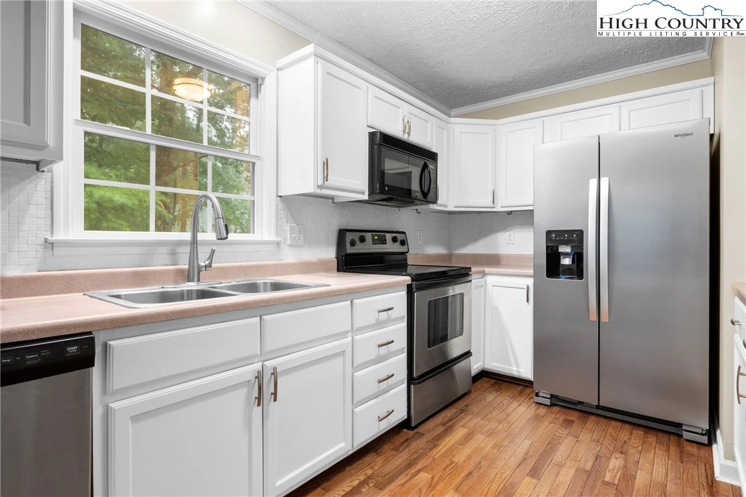 Image number 2 for the current listing