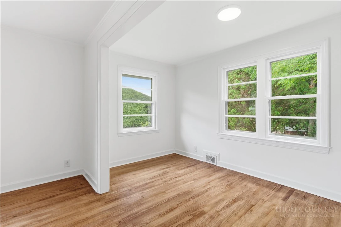 Image number 8 for the current listing