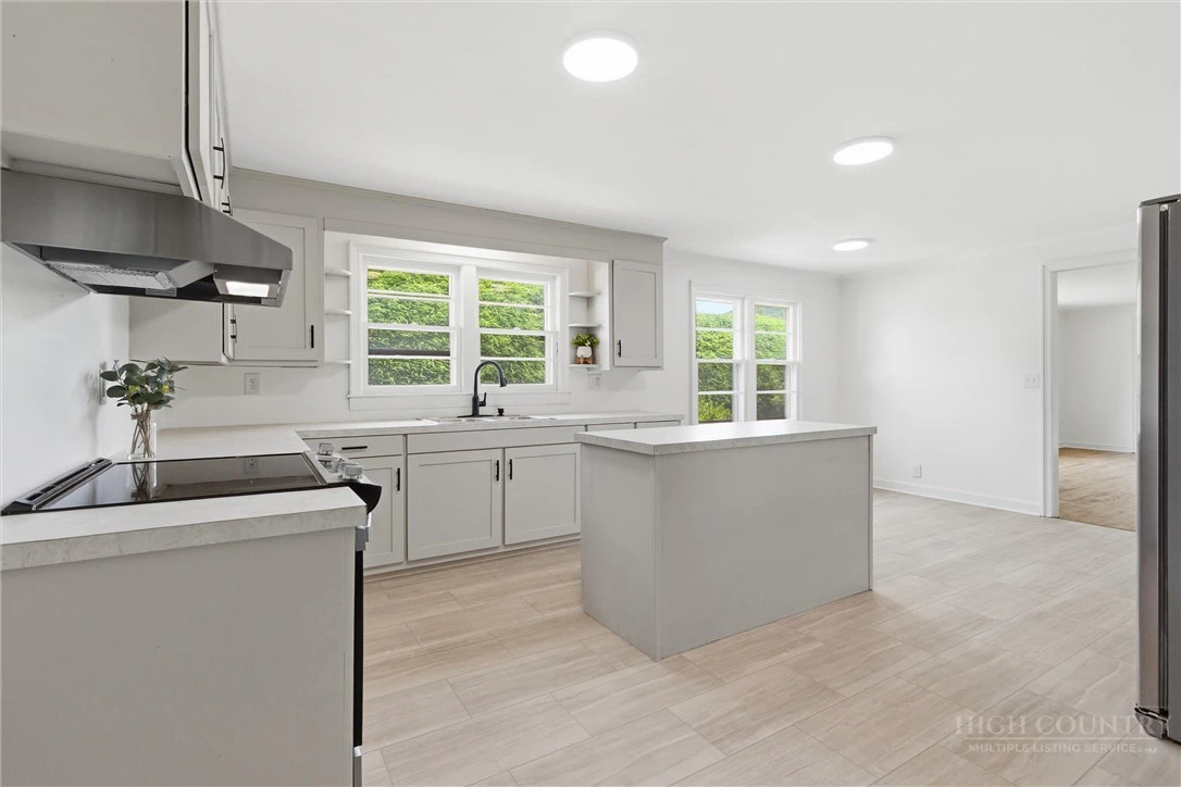 Image number 13 for the current listing