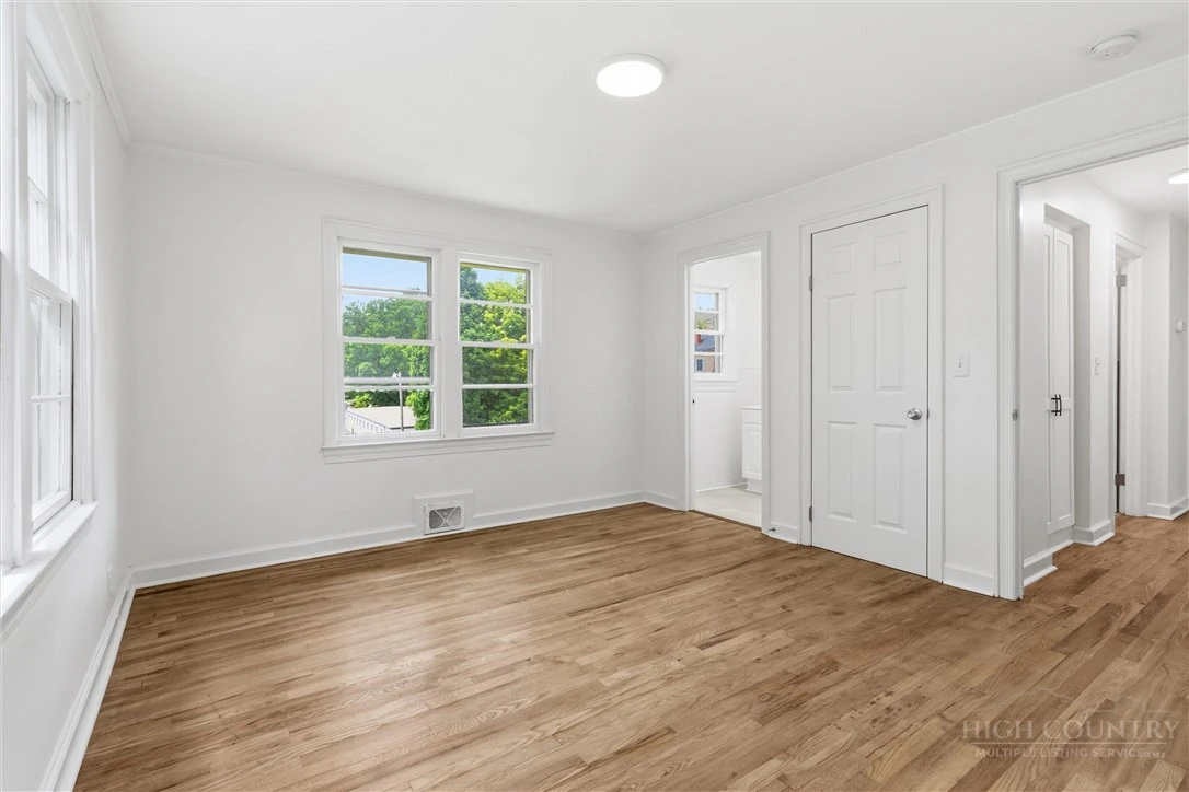 Image number 15 for the current listing