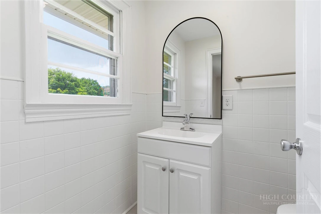 Image number 16 for the current listing