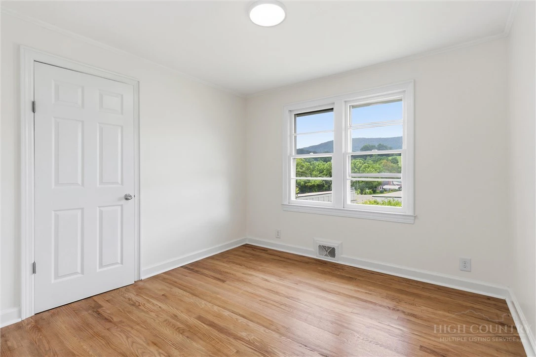 Image number 19 for the current listing