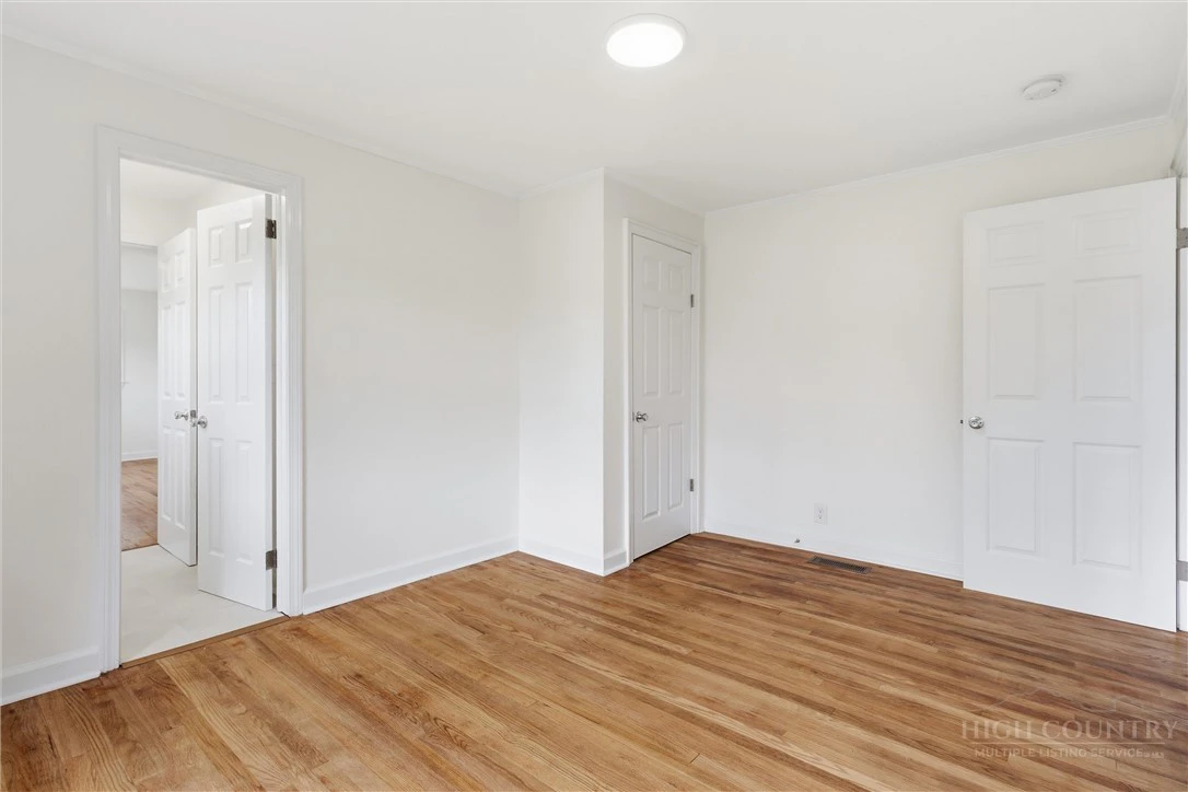 Image number 21 for the current listing