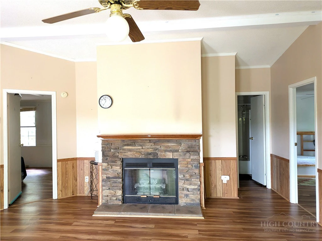 Image number 15 for the current listing