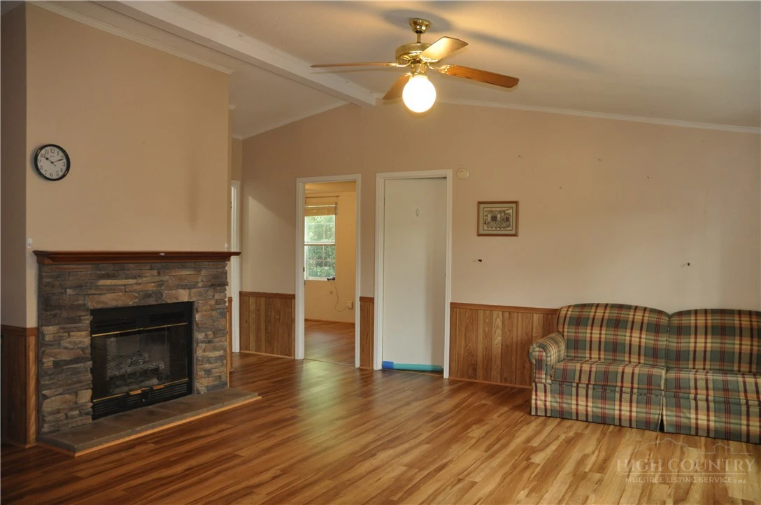 Image number 14 for the current listing