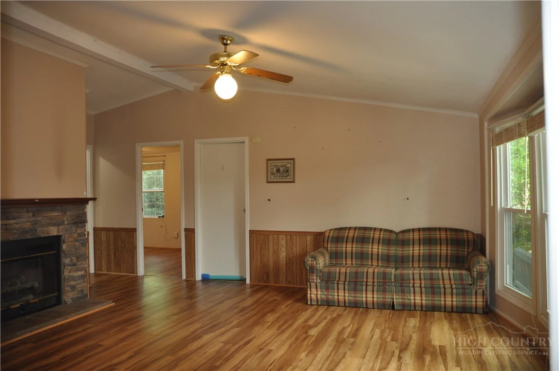 Image number 17 for the current listing