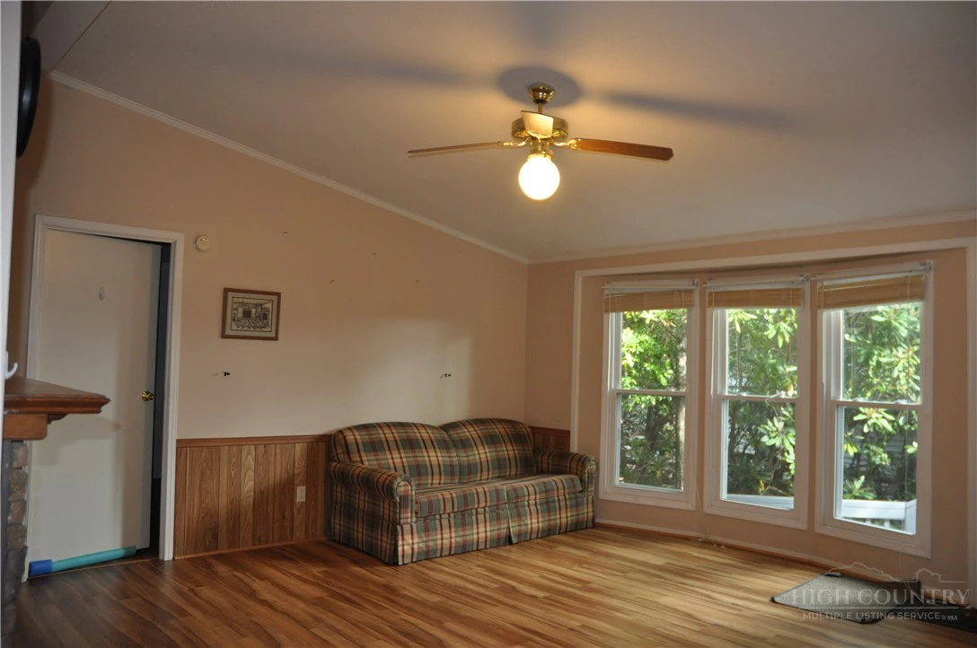 Image number 16 for the current listing