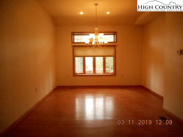 Image number 21 for the current listing