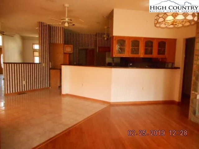 Image number 20 for the current listing