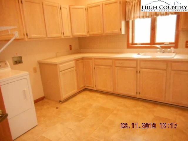 Image number 19 for the current listing