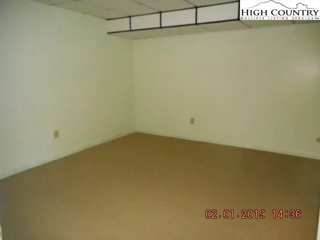 Image number 11 for the current listing