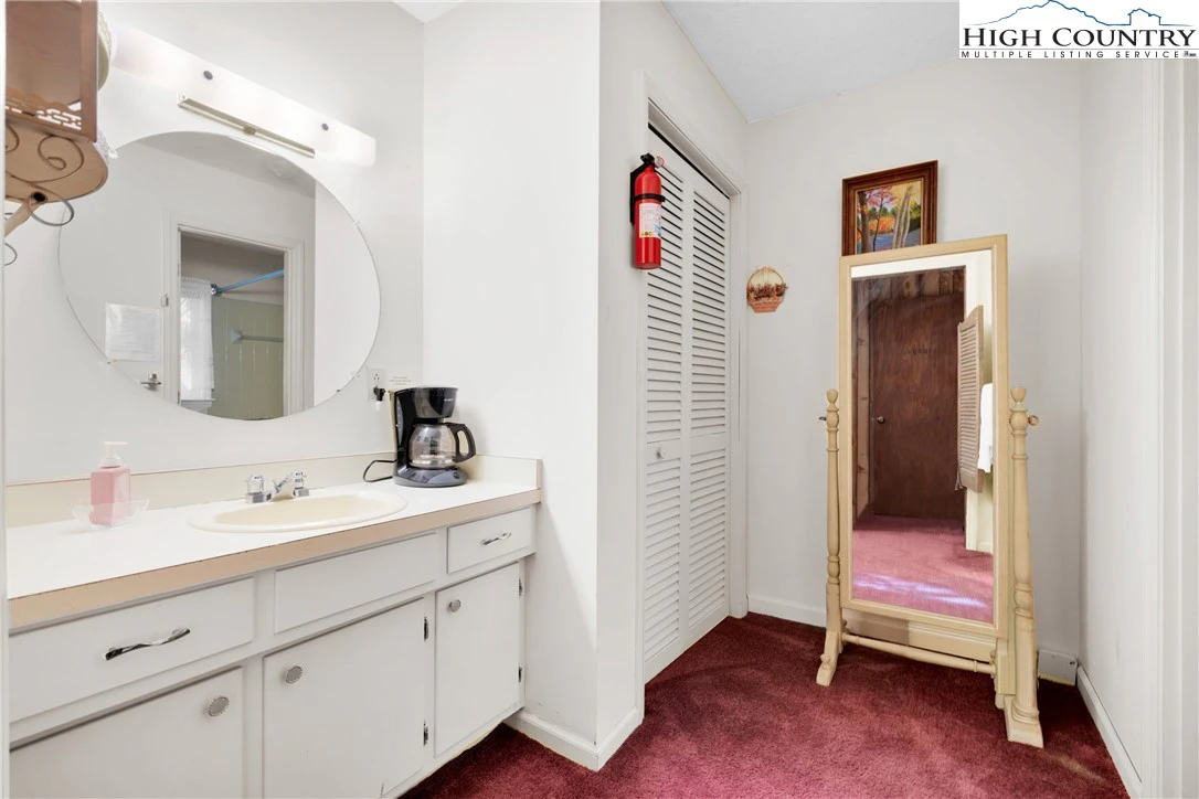 Image number 3 for the current listing