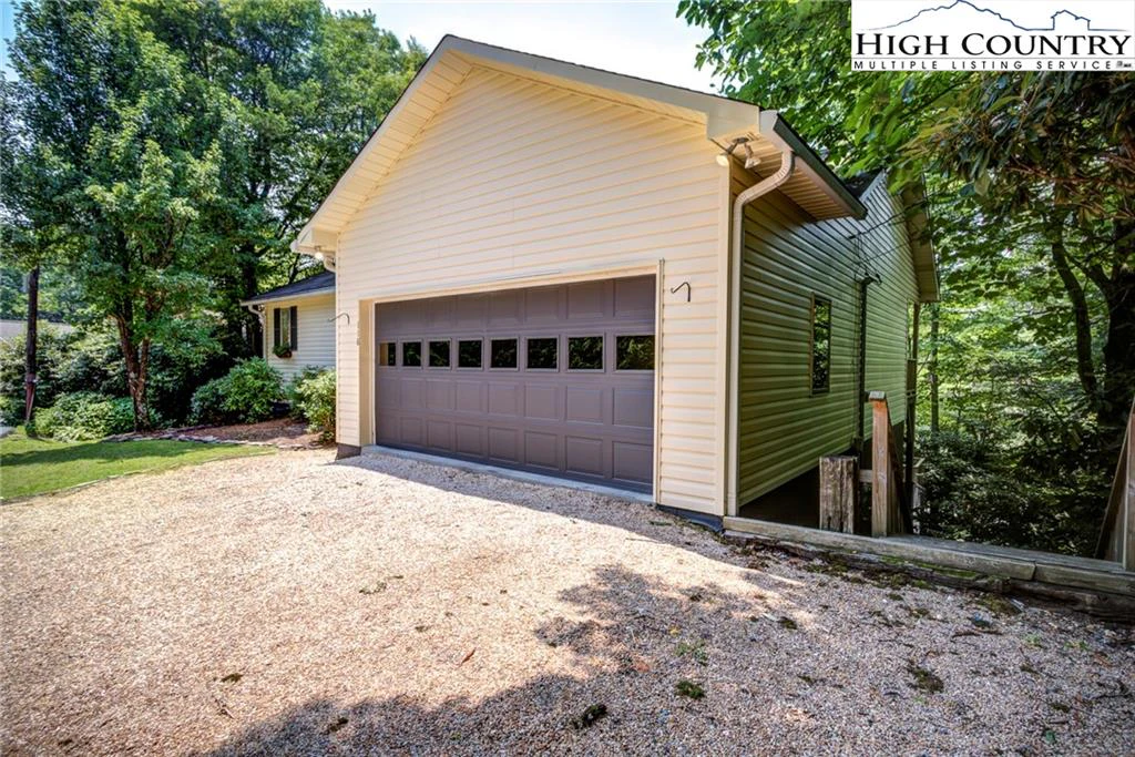 Image number 17 for the current listing
