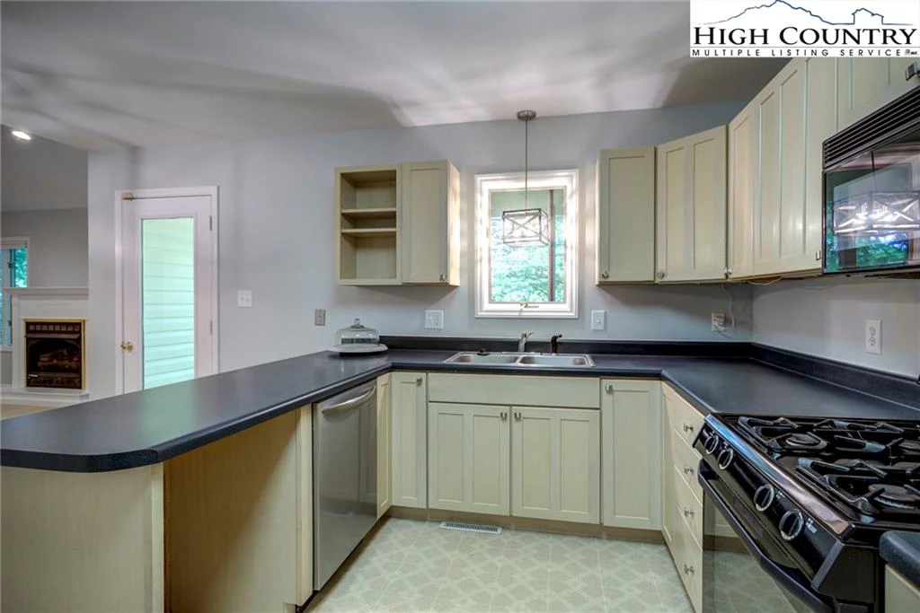 Image number 13 for the current listing