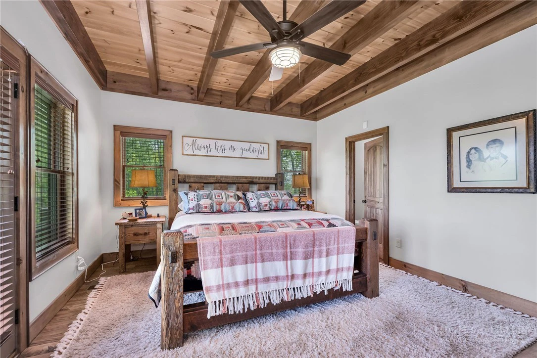 Image number 21 for the current listing
