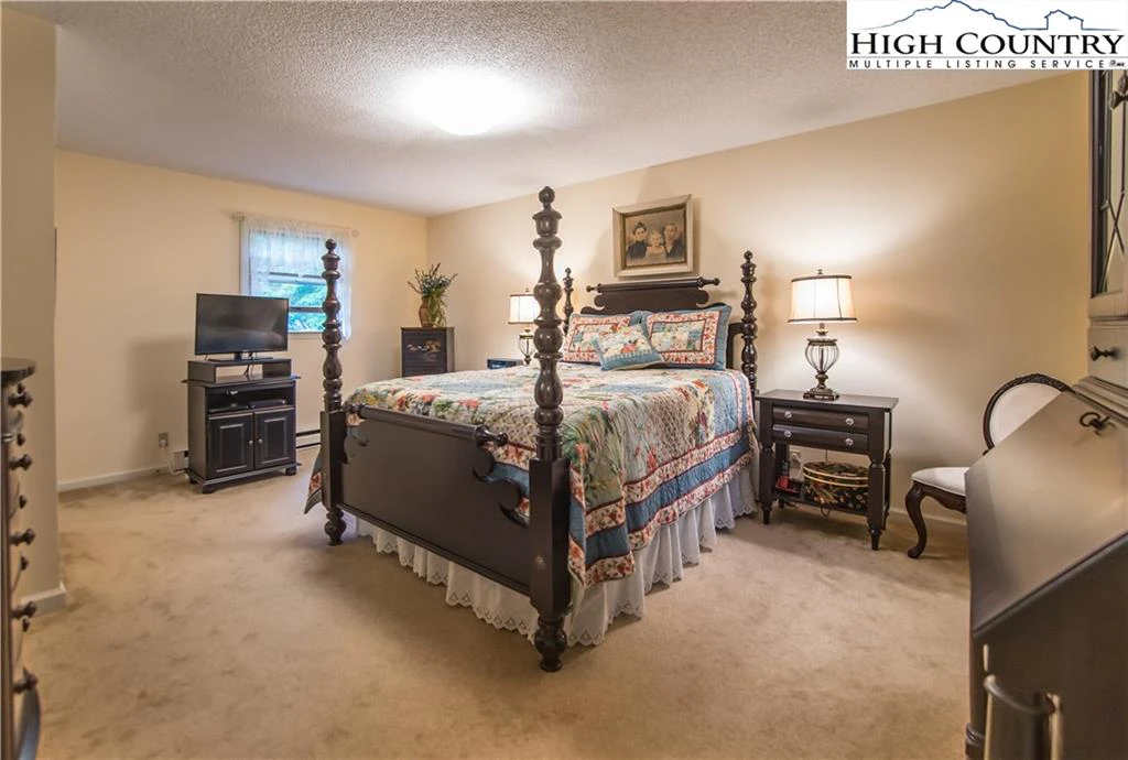 Image number 12 for the current listing