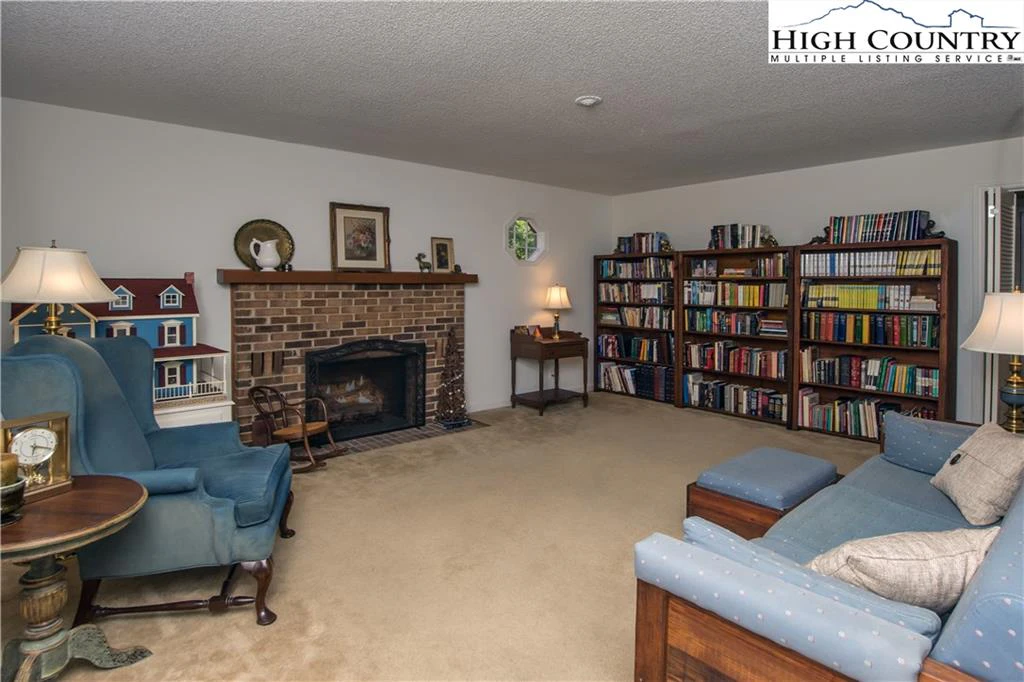 Image number 19 for the current listing