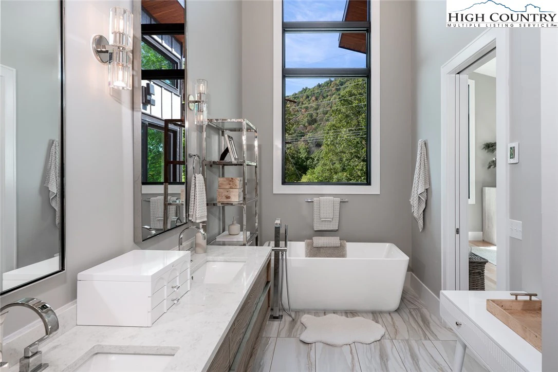 Image number 4 for the current listing