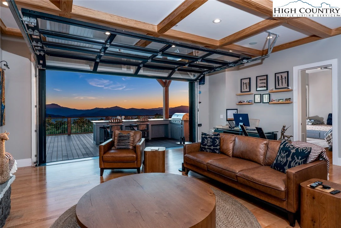 Image number 6 for the current listing