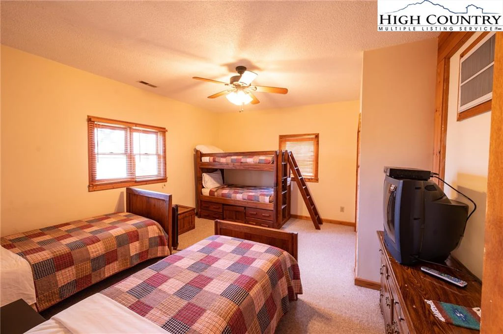 Image number 2 for the current listing