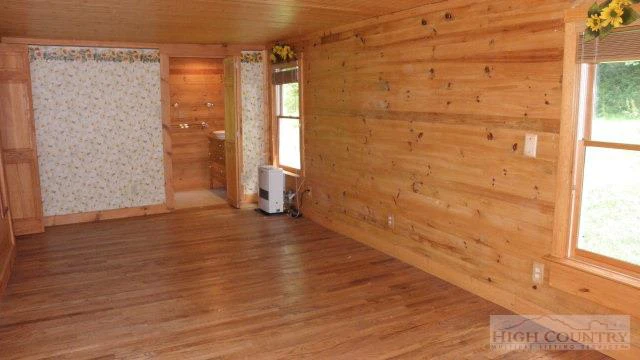 Image number 3 for the current listing