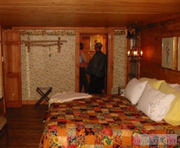 Image number 18 for the current listing