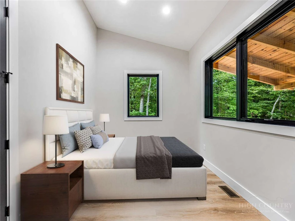 Image number 9 for the current listing