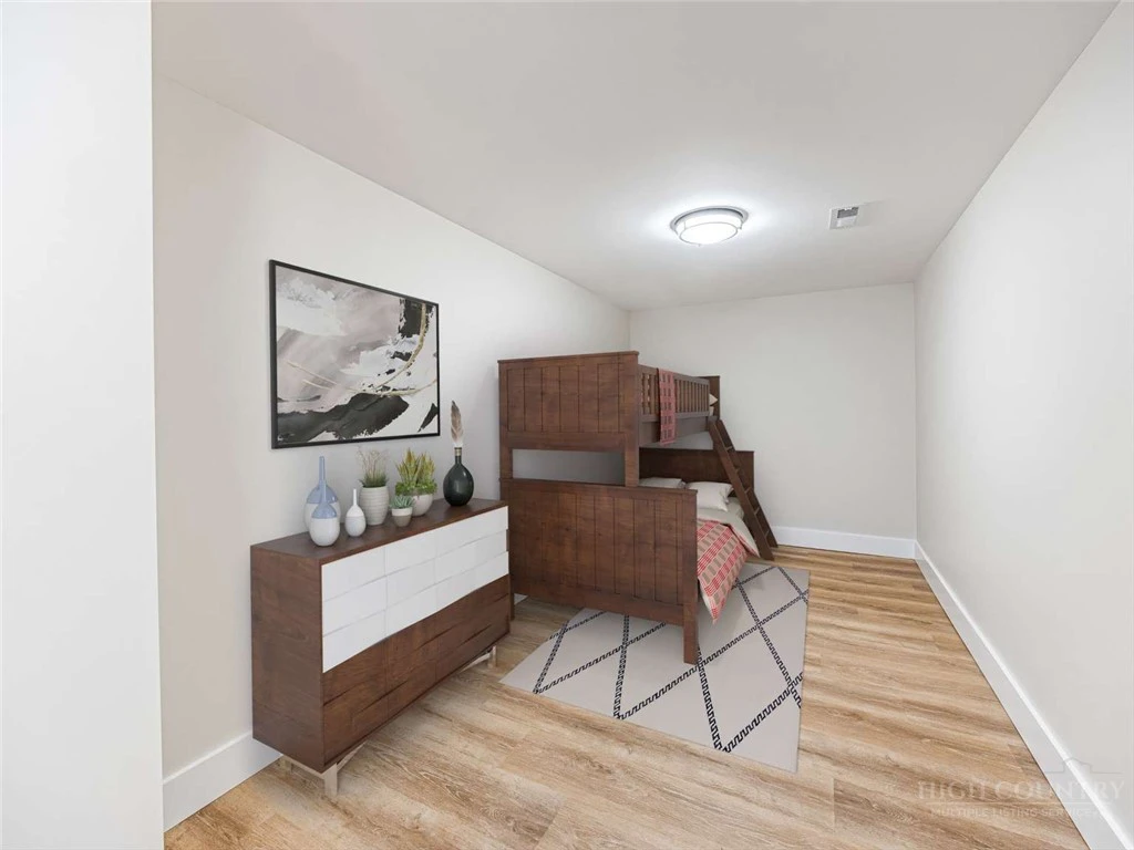 Image number 13 for the current listing