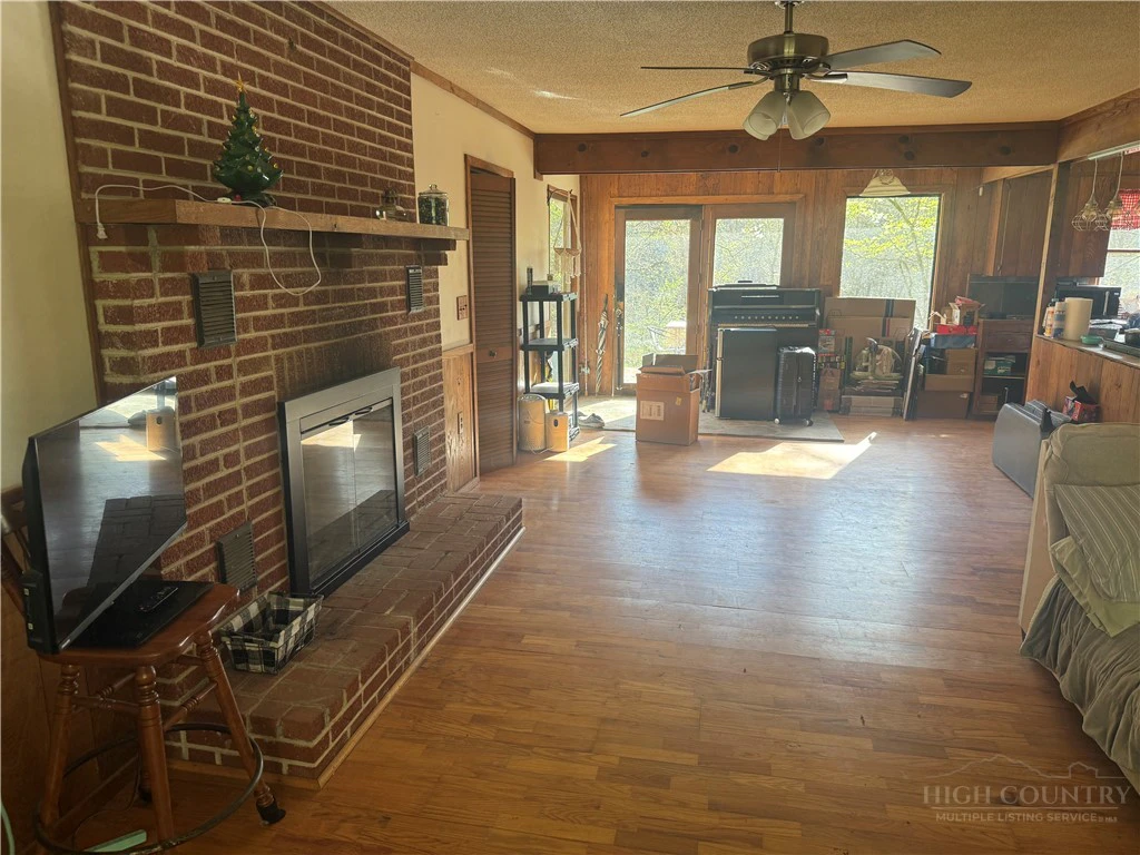 Image number 14 for the current listing