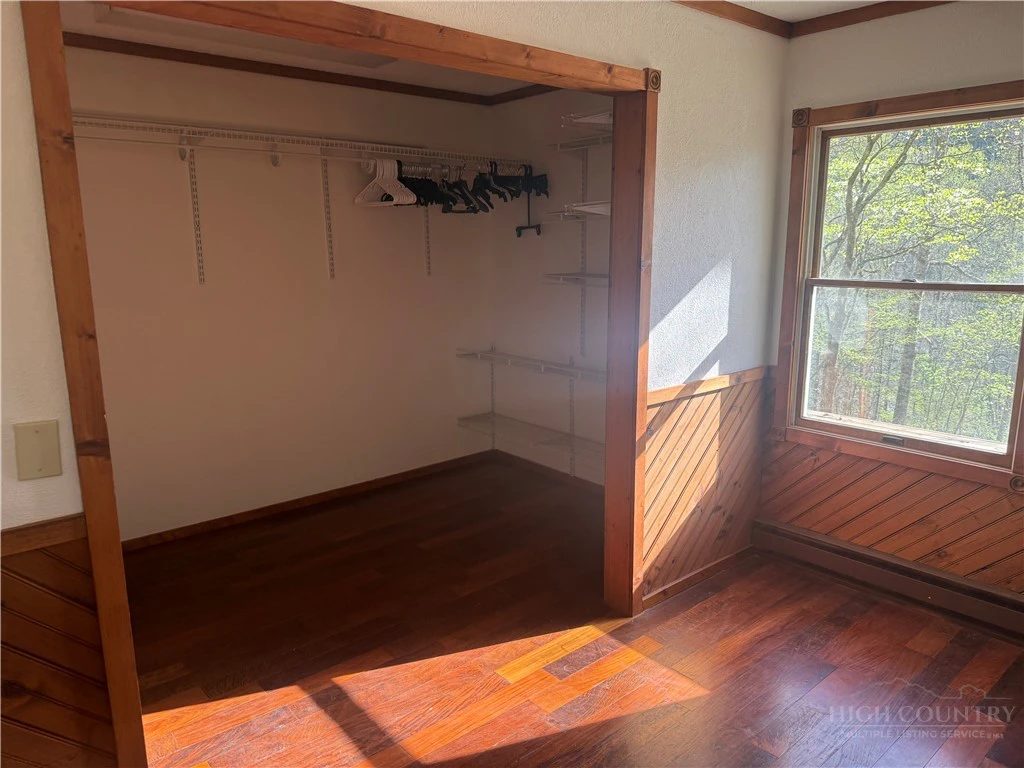Image number 5 for the current listing