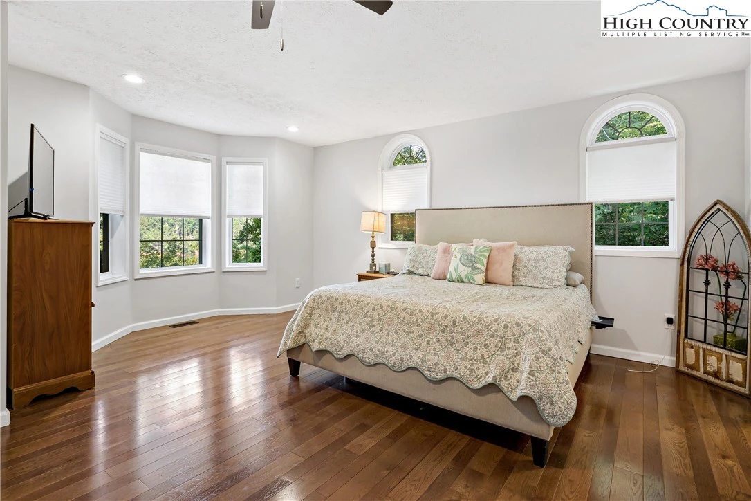 Image number 21 for the current listing