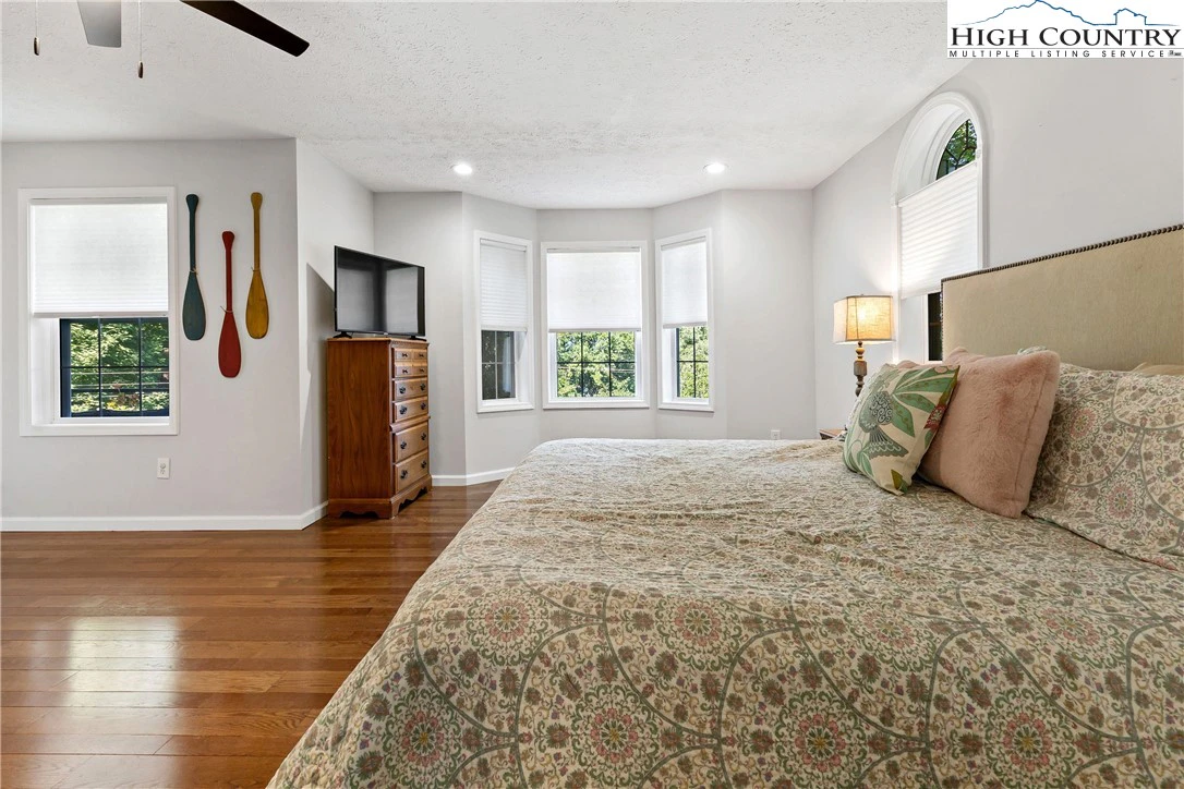 Image number 19 for the current listing