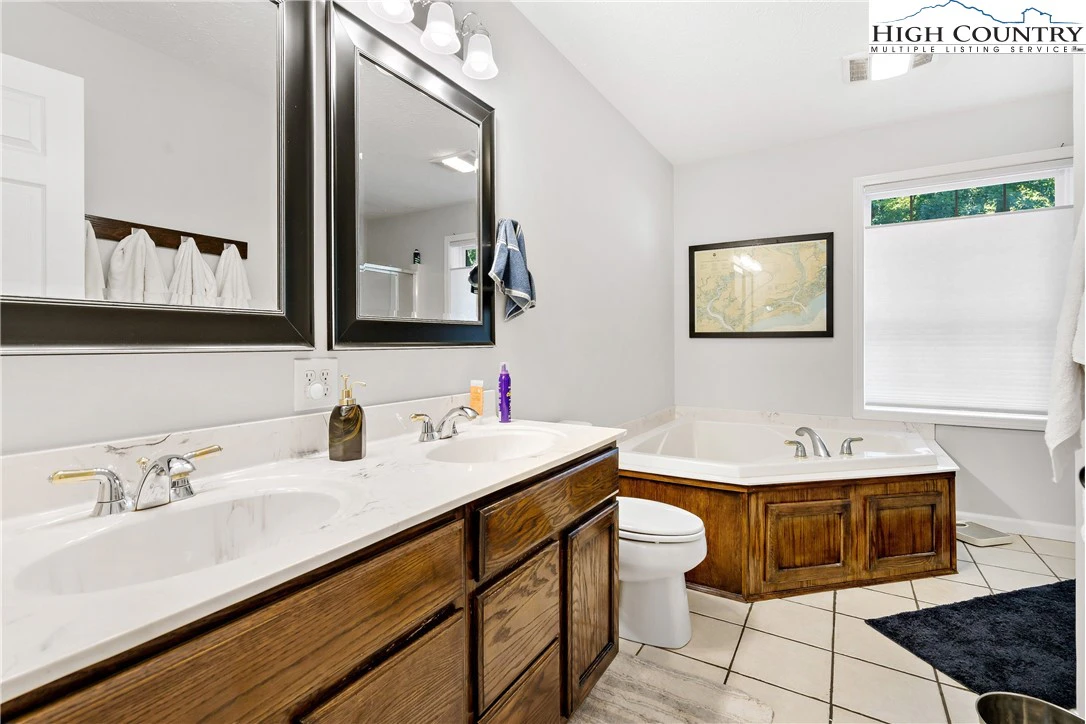 Image number 18 for the current listing
