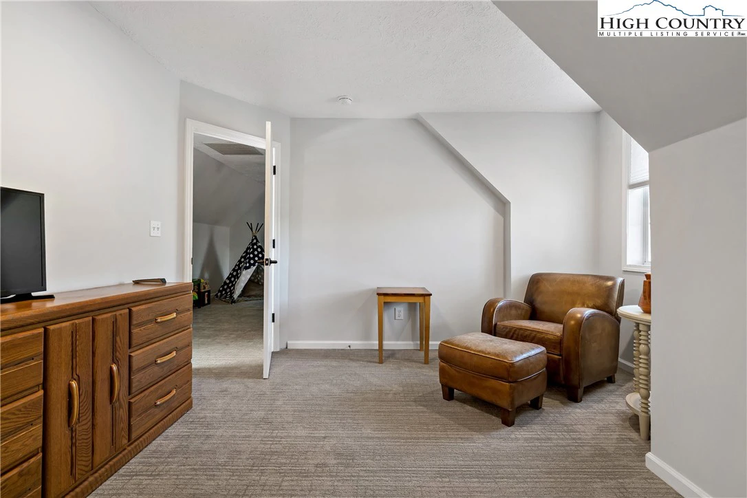 Image number 12 for the current listing