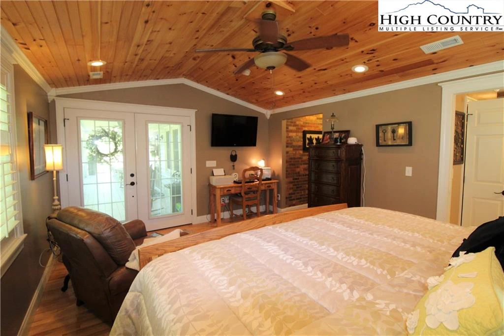 Image number 3 for the current listing