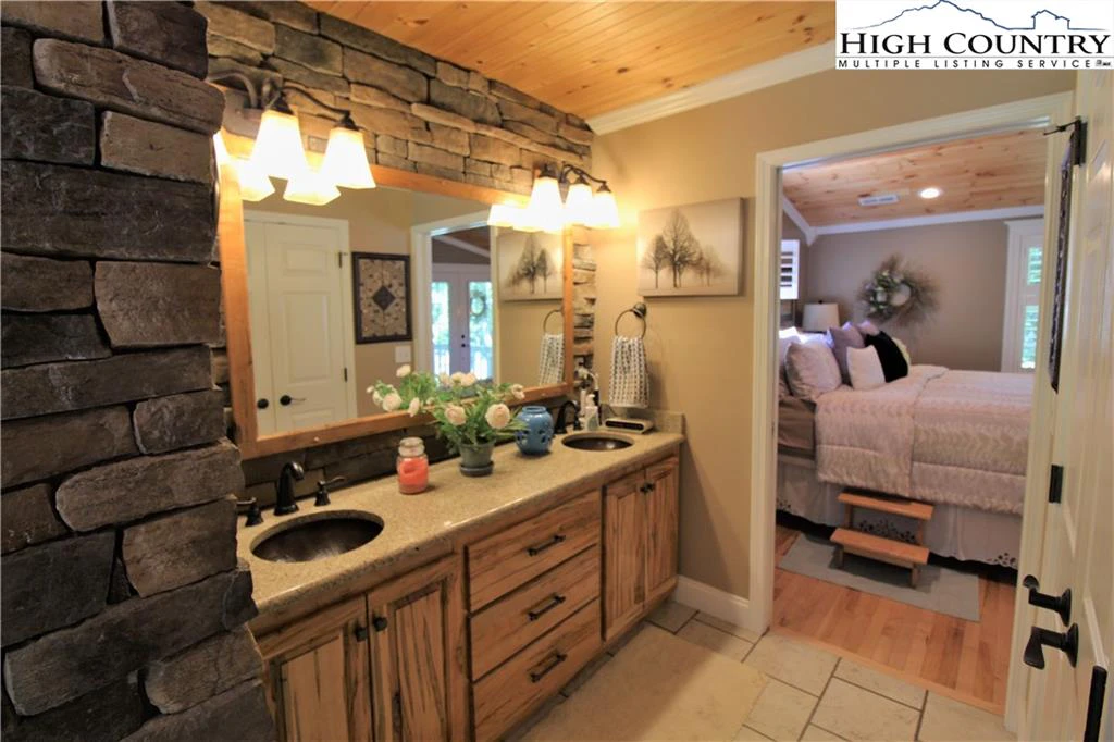 Image number 4 for the current listing