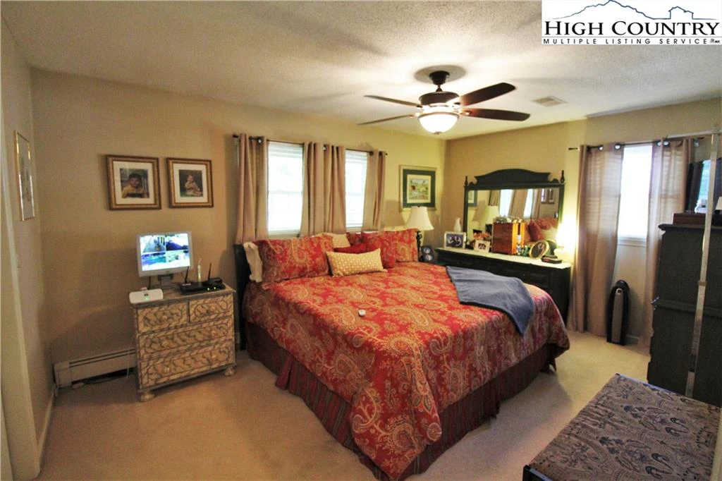 Image number 9 for the current listing