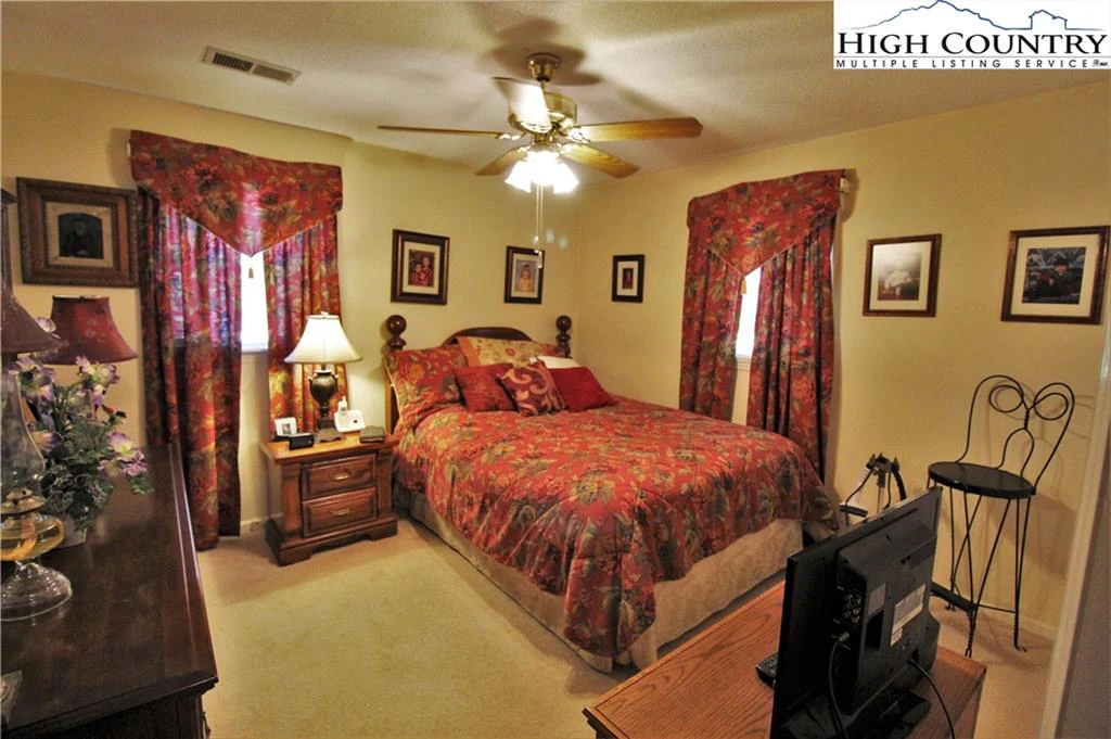 Image number 11 for the current listing